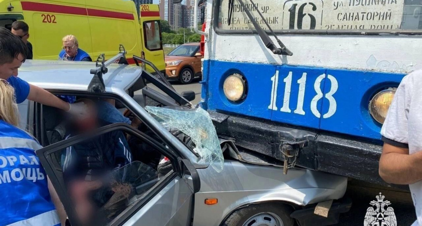 ВАЗ-2109 столкнулся с трамваем в Уфе, трое пострадавших
