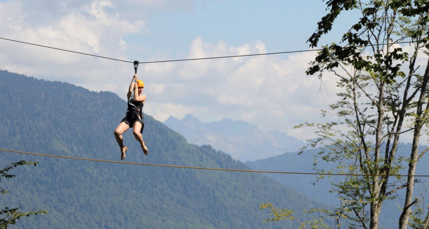 Девушка получила серьезные травмы из-за поломки зиплайна на базе отдыха в Башкирии