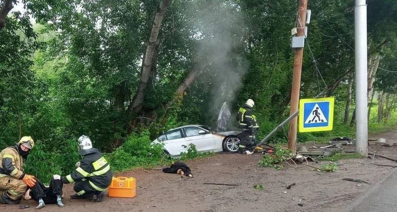BMW врезался в светофор в Уфе: один погибший, пятеро пострадавших