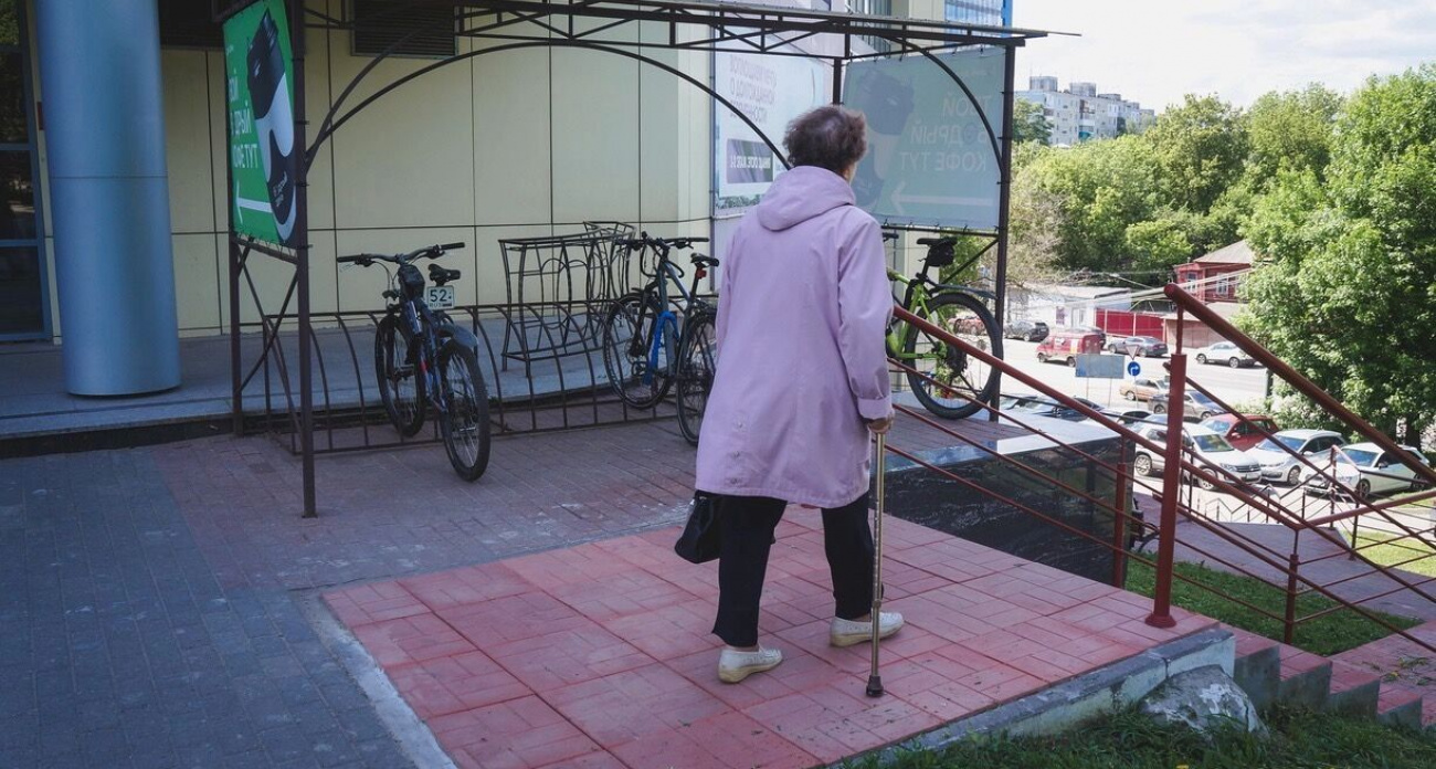 Пенсионерки воруют цветы из клумб в Уфе