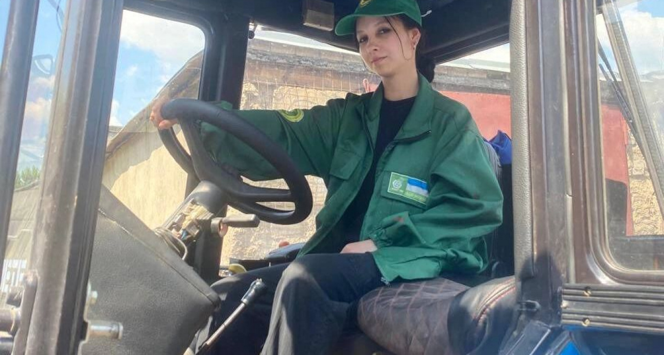 Студентка из Уфы стала единственной девушкой-трактористкой в районе