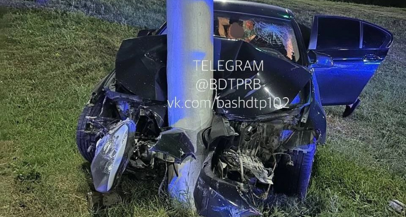 BMW врезался в опору ЛЭП в Уфе из-за пьяного водителя