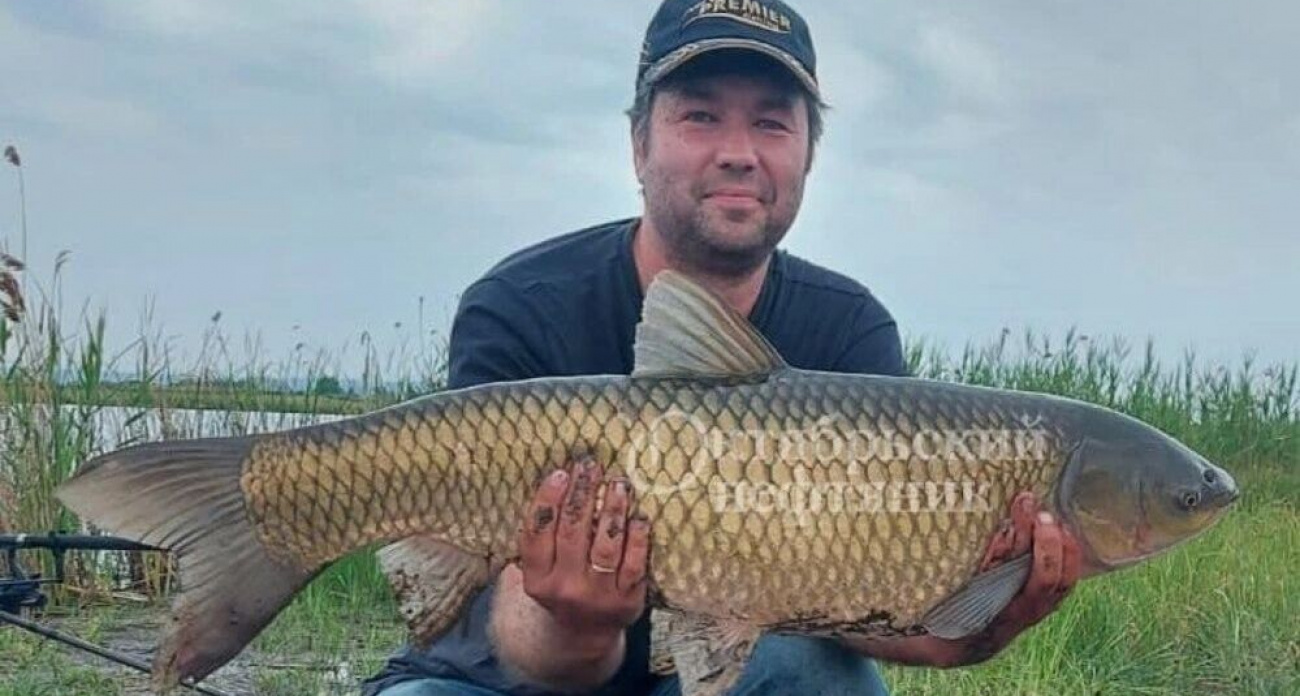 Рыбак из Октябрьского поймал 11-килограммового белого амура
