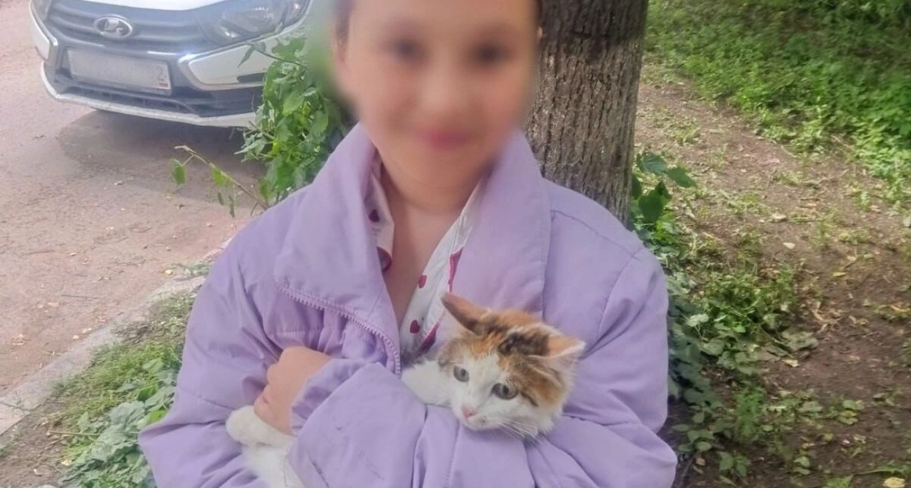 Спасатели сняли кошку с дерева в Уфе
