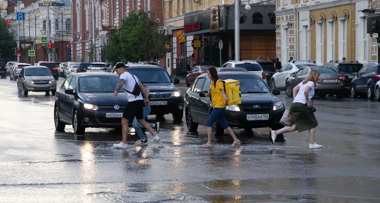 Уфу затопило ливнями: вода достигла щиколоток