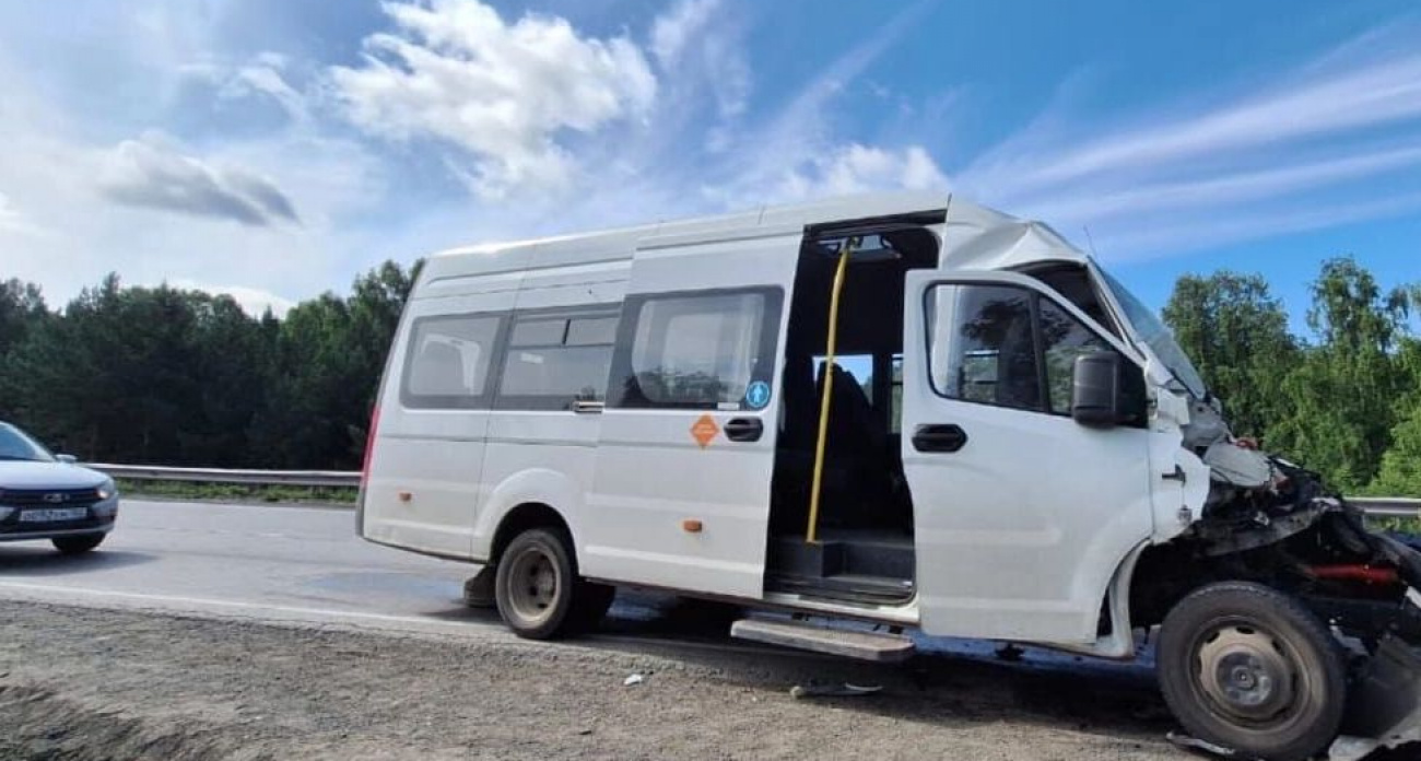 Массовая авария с автобусом на трассе М-5 в Башкортостане: пять человек госпитализированы