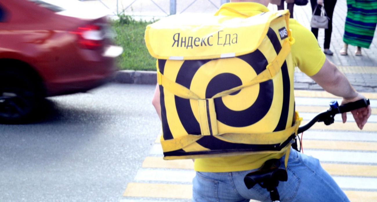 Курьер на электровелосипеде врезался в автобус в Уфе: горожане предлагают "воспитывать палкой