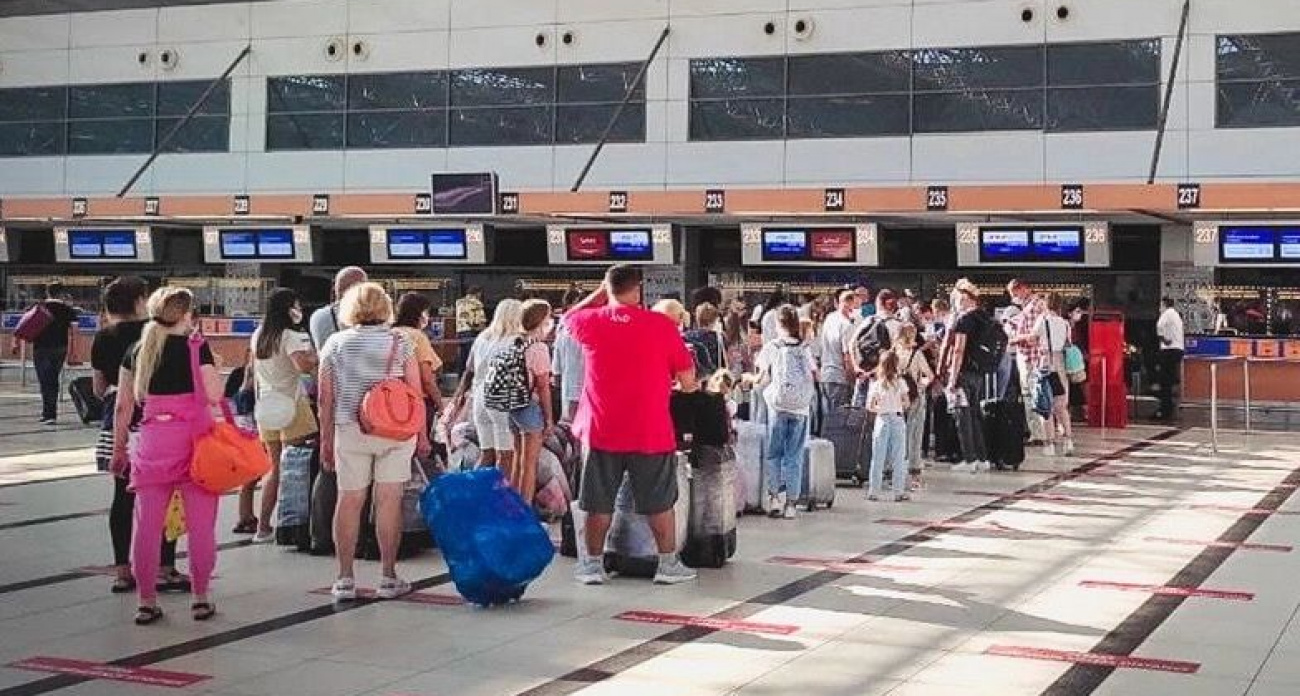 Шереметьево парализован: ветер и ограничения воздушной зоны заблокировали все вылеты, в терминалах толкучка