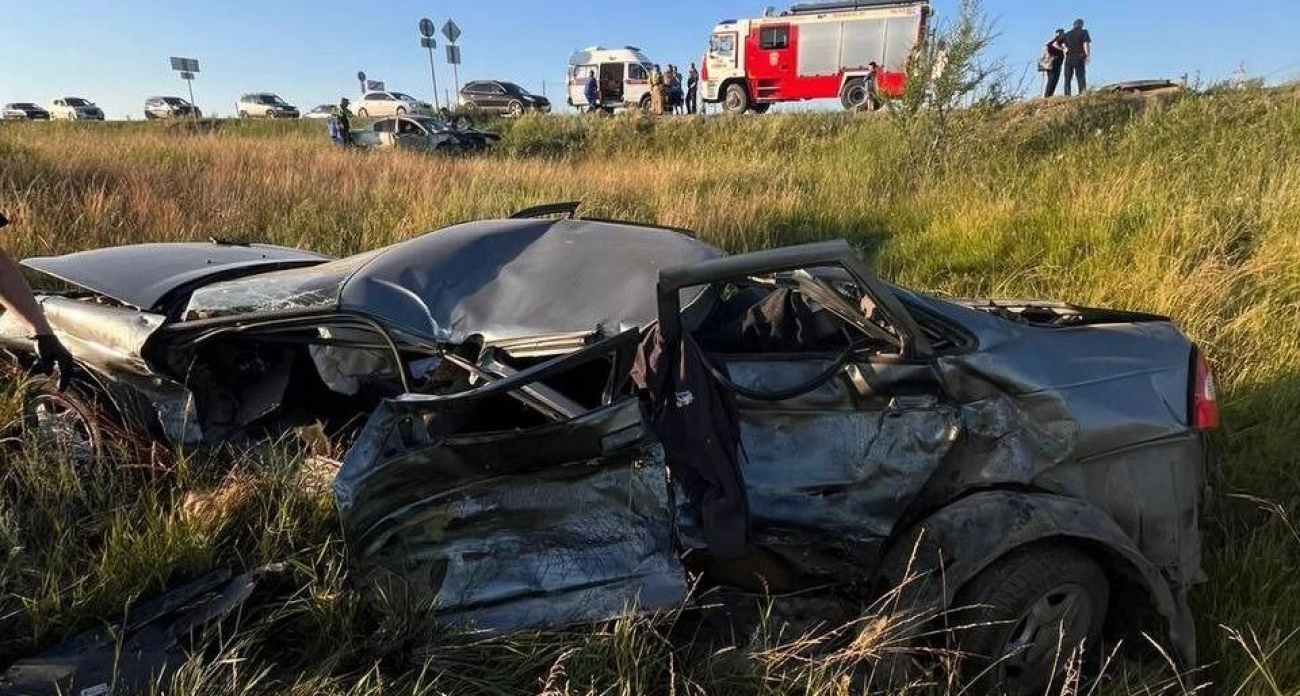 57-летний водитель «Черри Фора» на огромной скорости протаранил «Приору» на трассе в Башкирии — момент ДТП попал на видео