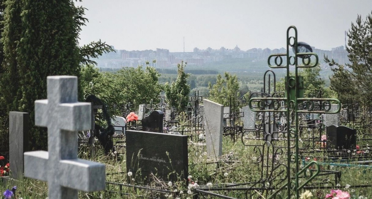 В Башкирии упавшее дерево на кладбище убило 52-летнего мужчину, пришедшего на могилу родственника