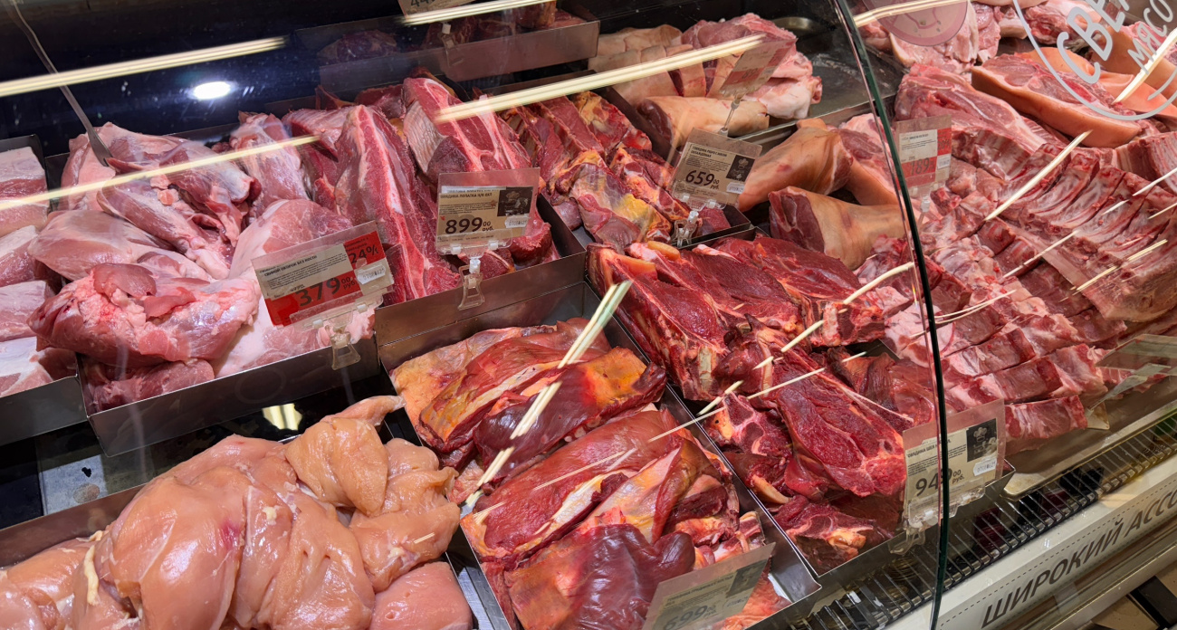 Узнал у торговца на рынке, почему мясо без ценников лежит почти на всех прилавках: рассказываю что услышал