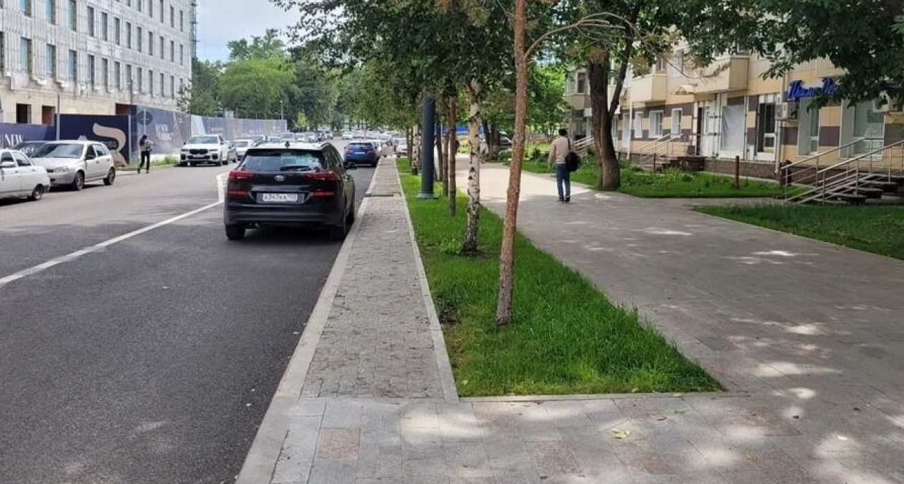 В Уфе начали мыть новые гранитные тротуары шампунем по решению мэра