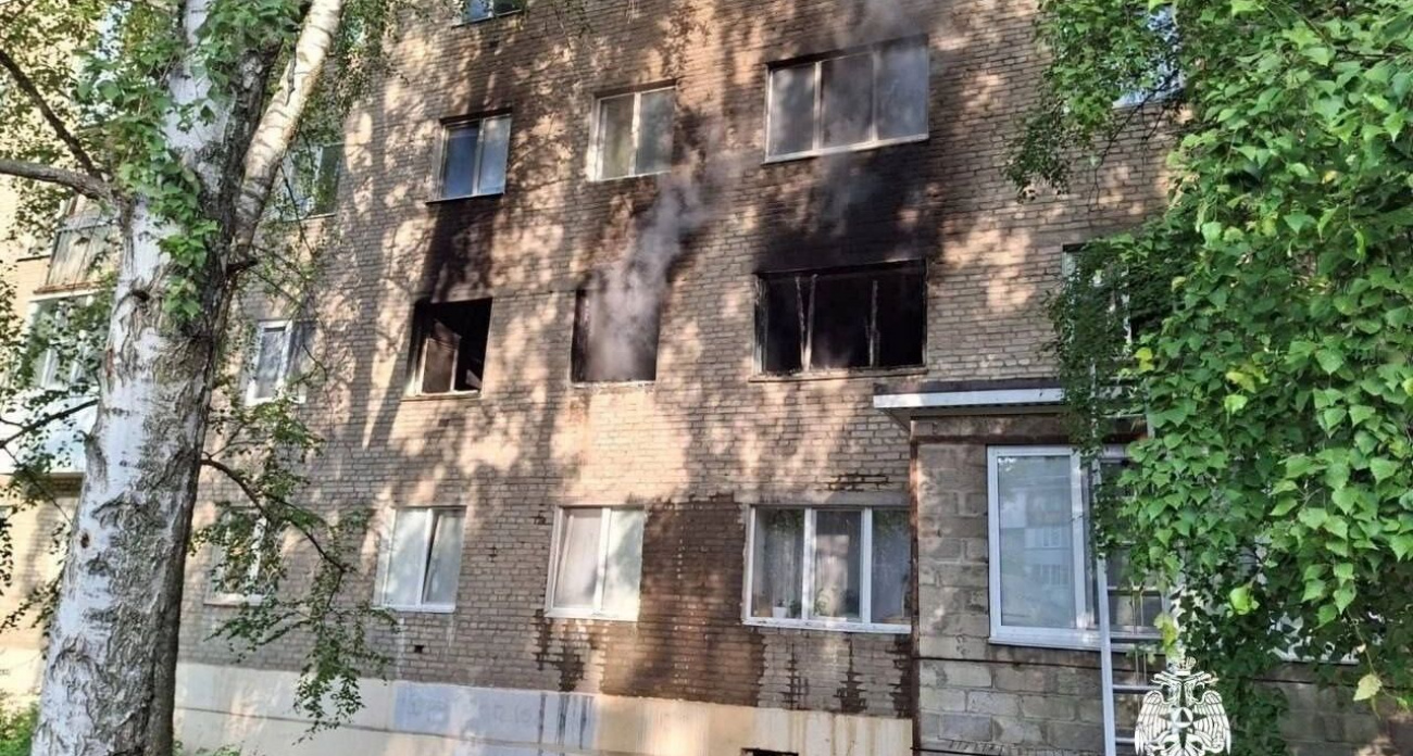 Пожар отрезал пути к спасению: 19 человек эвакуированы с помощью автолестницы в Уфе