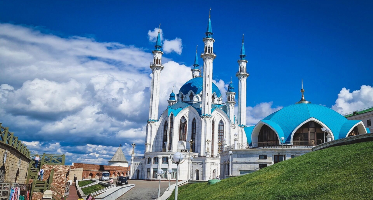 Мэр Уфы отправился в Казань изучать секреты многолетних цветников и работы с крупномерными липами