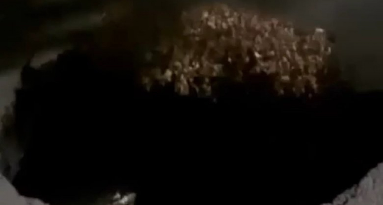 На улице Ветошникова в Уфе образовался провал, который заполняется водой