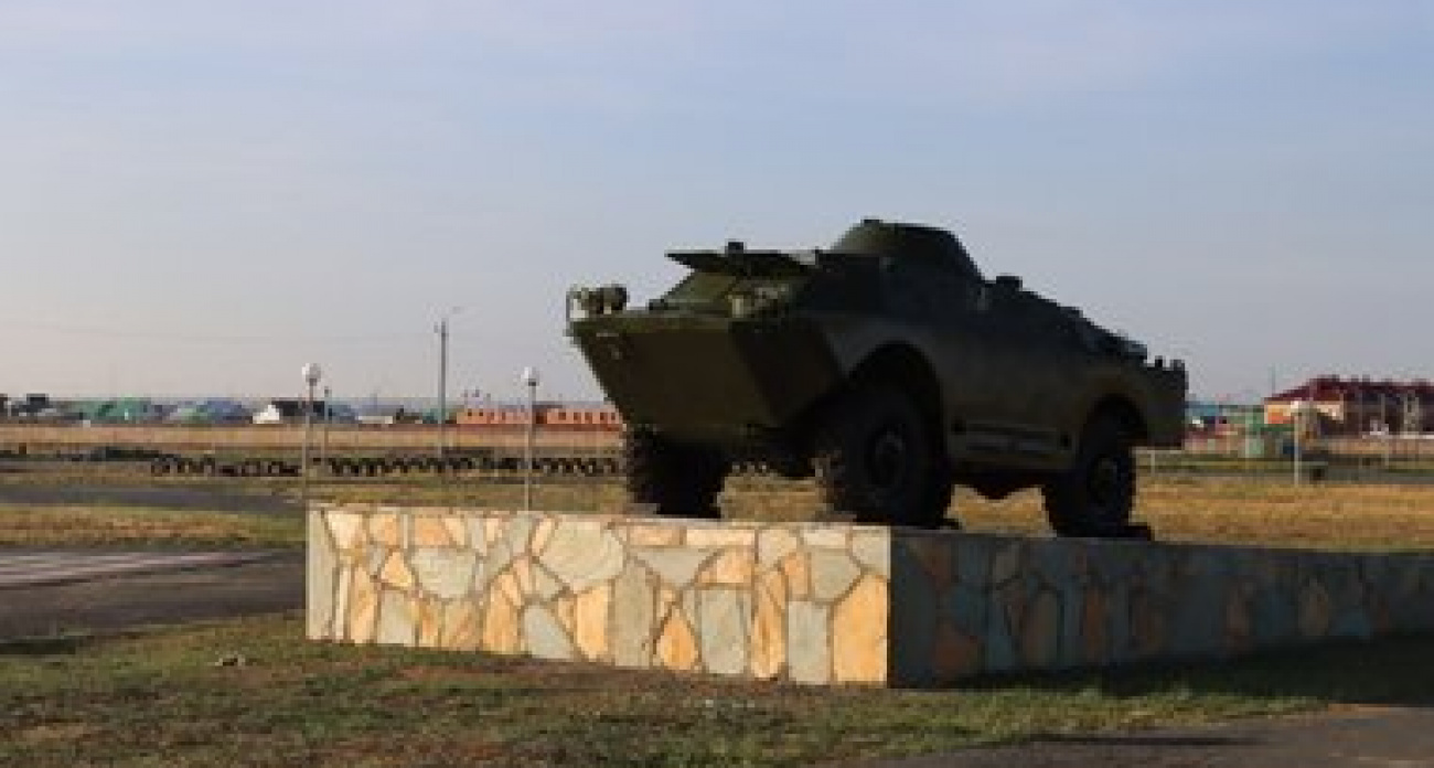 В селе Акъяр установили боевую технику для мемориала погибшим в СВО