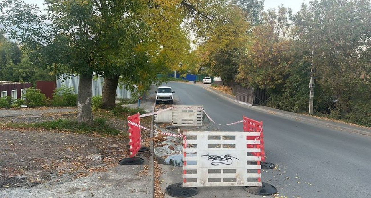 Прорыв водопровода размыл дорогу на Ветошникова, 72 в Уфе — провал огородили