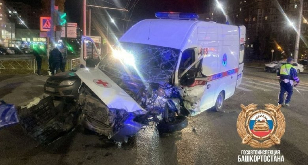 Пациент "скорой" в больнице после тройного ДТП на улице Жукова в Уфе