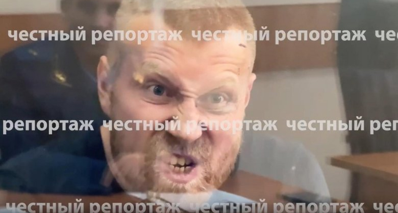 Уфимец, выбросивший дочь с 4 этажа, строит гримасы и бредит в суде