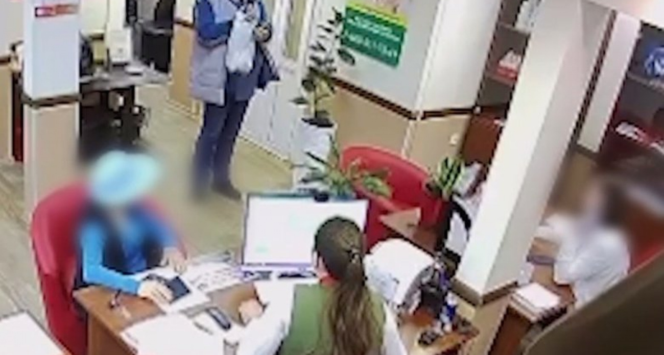 Жительница Башкирии ворвалась в МФО со страйкбольной гранатой по заданию лжеполицейских