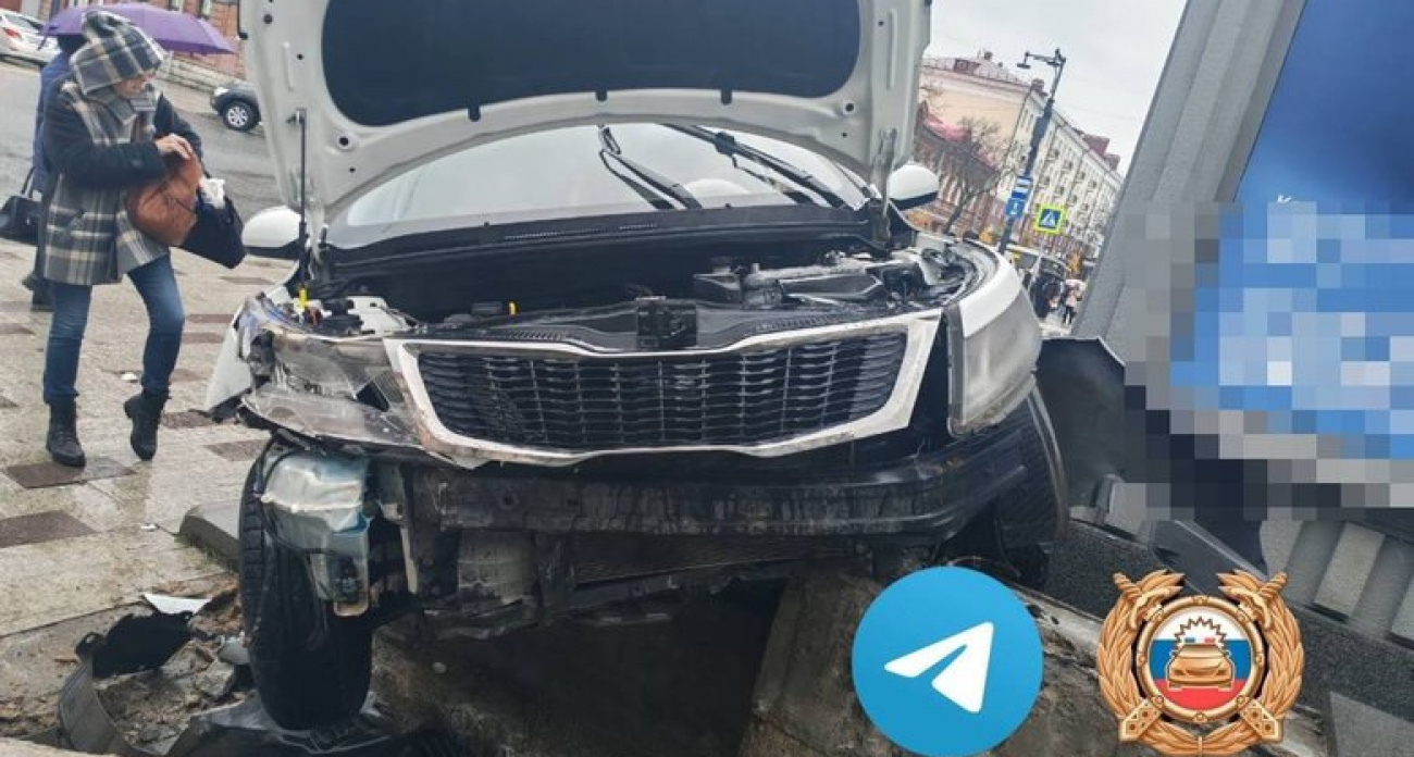 46-летний водитель Kia врезался в здание в центре Уфы из-за приступа