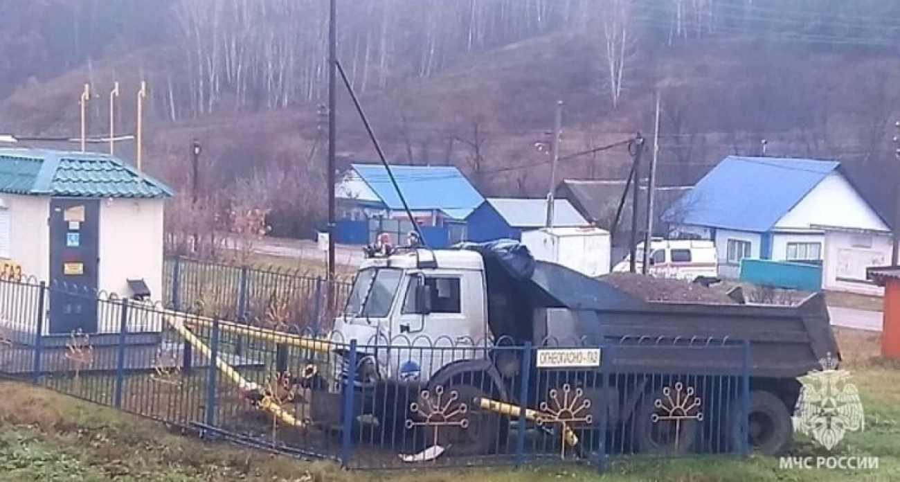 КамАЗ повредил газовую трубу в ДТП — два села в Башкирии остались без газа