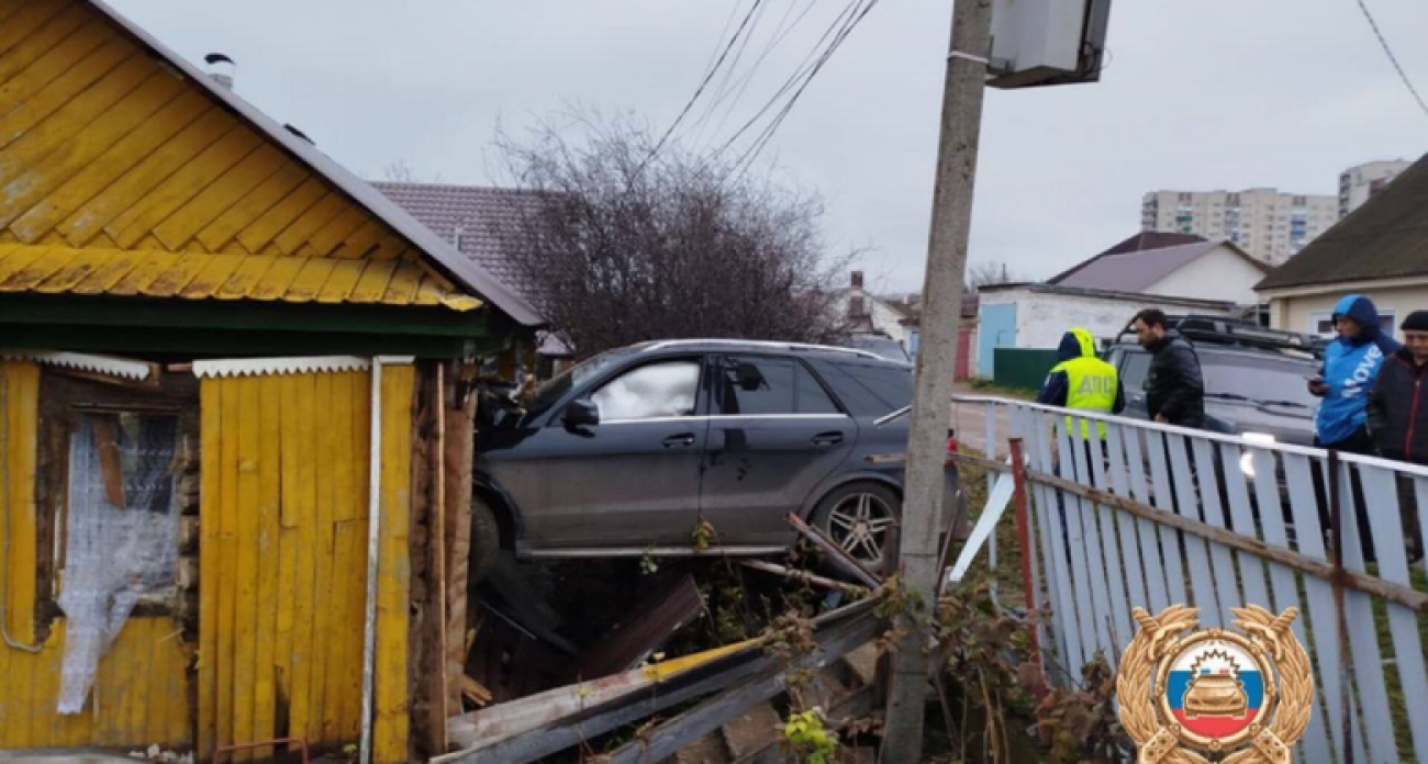 Пьяный водитель Mercedes пробил стену дома в Башкирии: машина оказалась внутри здания