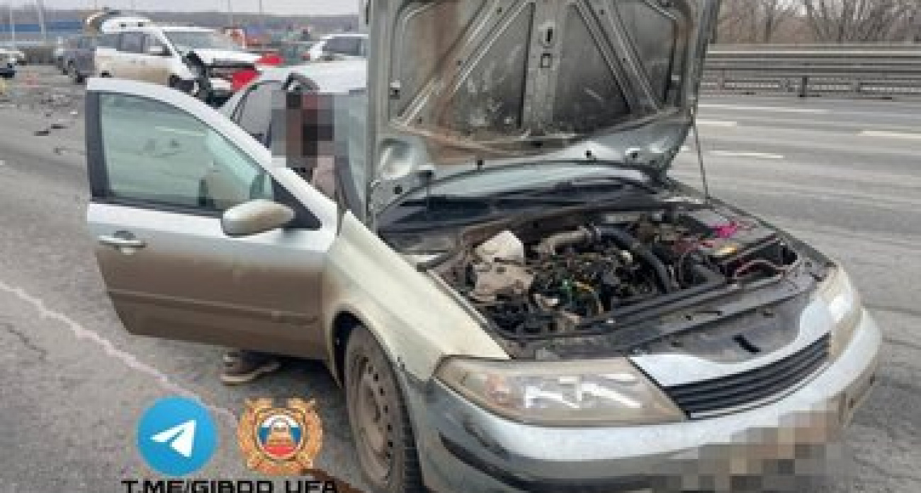 На Бельском мосту в Уфе «Киа Карнивал» протаранила сломанный «Рено» с детьми