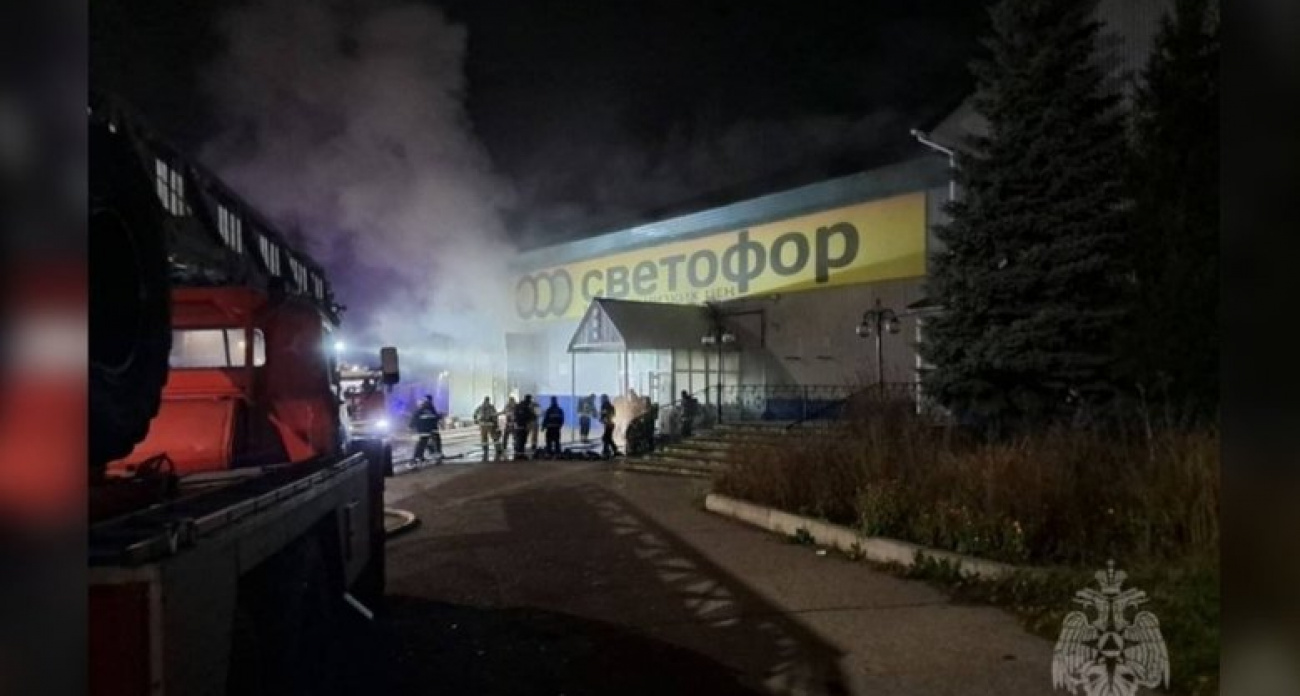30 спасателей тушили ночной пожар в «Светофоре» на Днепровской: огонь охватил 600 квадратов