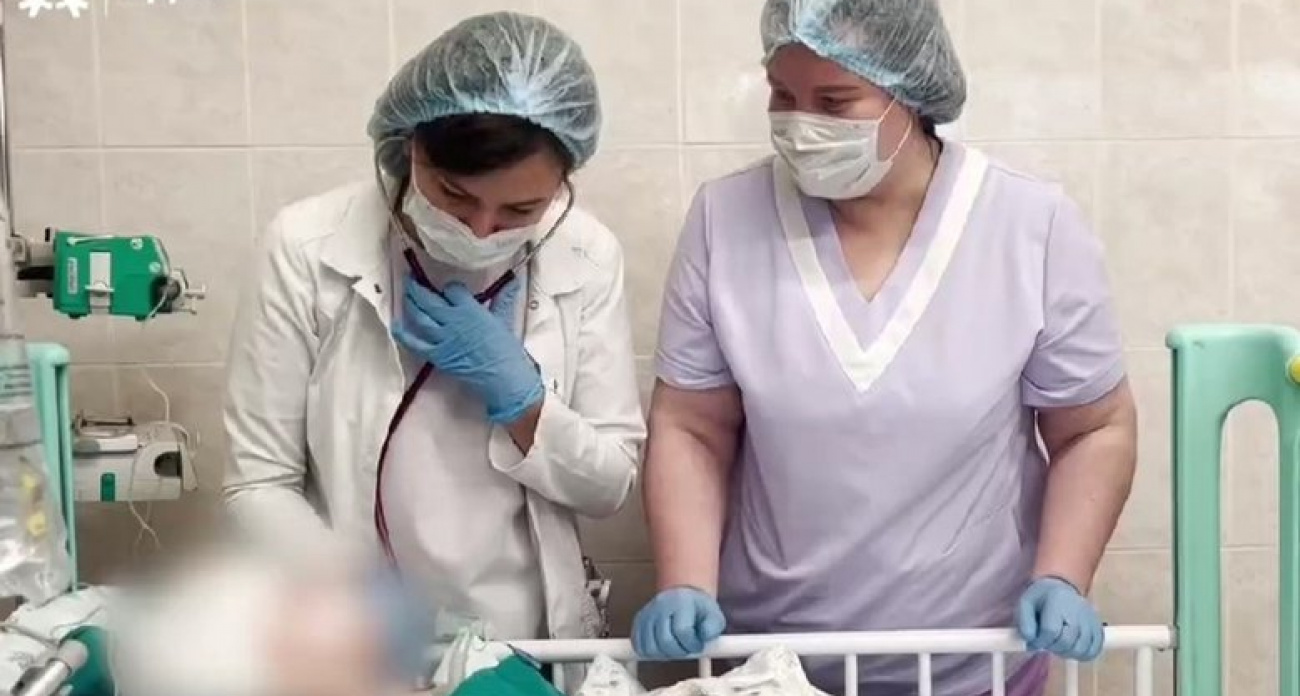 Выброшенную отцом с 4 этажа девочку из Уфы переводят с ИВЛ на самостоятельное дыхание