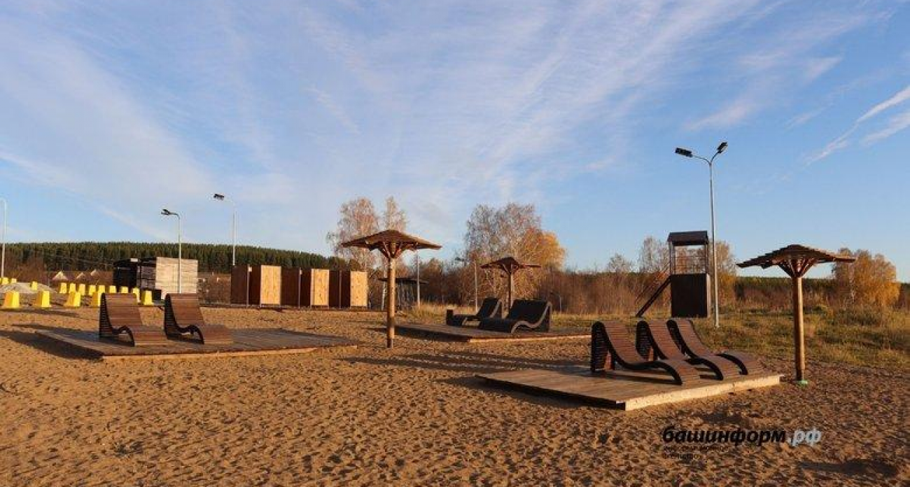 Пляж с шезлонгами и спасательной вышкой: в Новобелокатае преобразили пруд