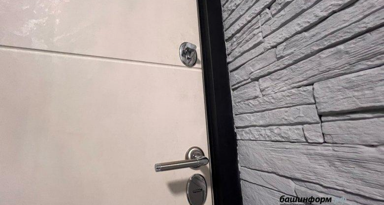 В Уфе ребёнок случайно запер себя и младшего брата в квартире, пока мама вышла в коридор