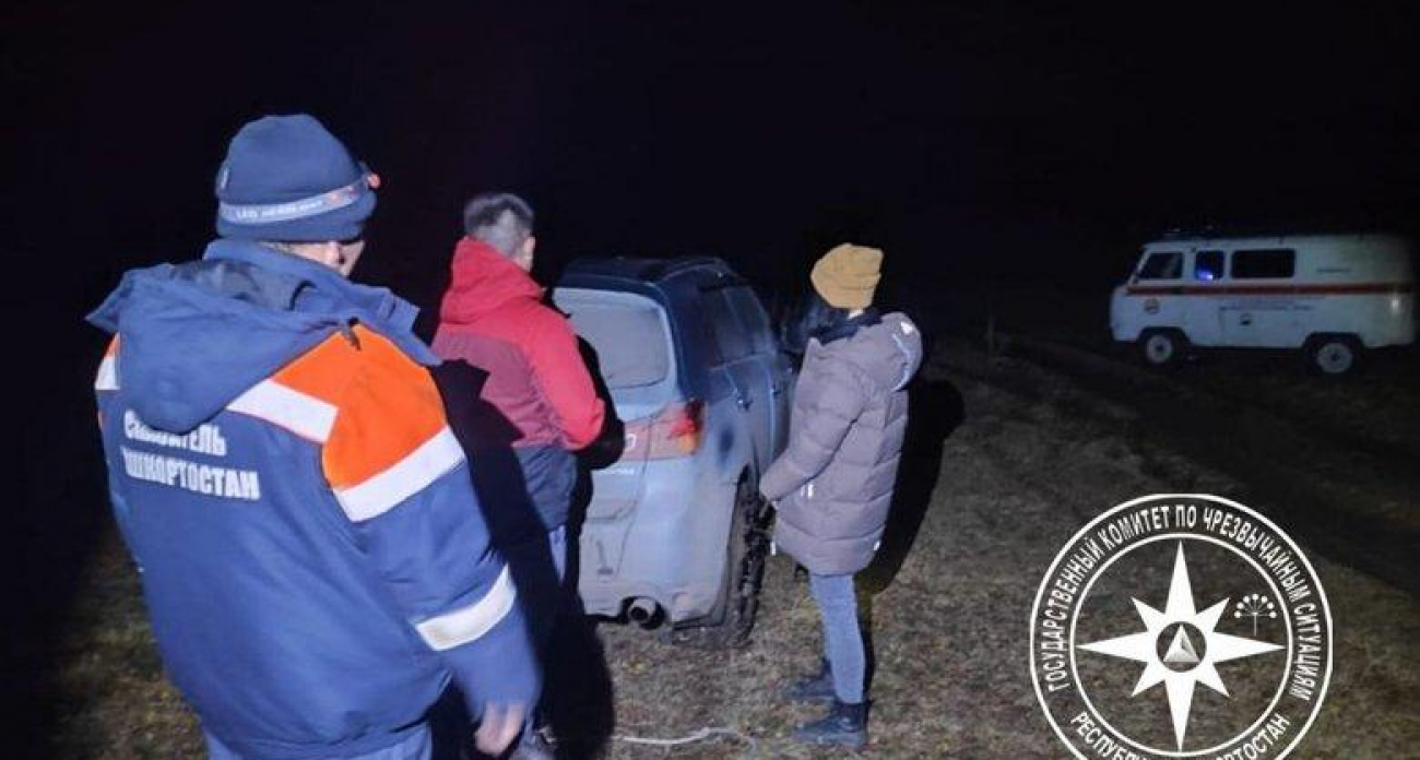 Навигатор завел туристов в ловушку: машина застряла в грязи у водопада Гадельша