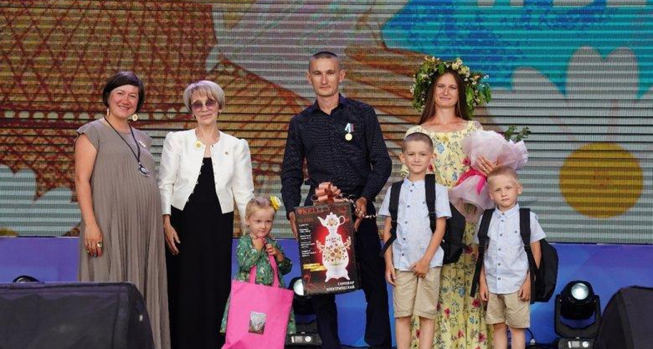 Трое детей и кочевая пасека: Хабиров показал семью пчеловодов с «Семейной славой»