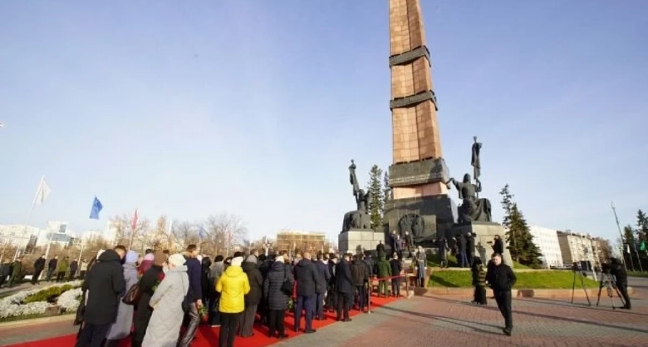 Хабиров у Монумента Дружбы: «В непростые времена мы созидаем и не унываем»