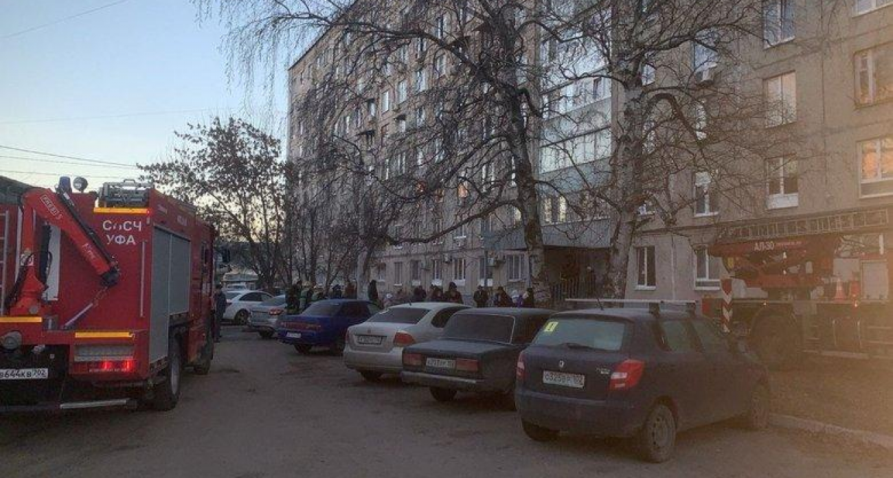 Сильное задымление в доме Уфы: пожарные спасли семерых, включая двух детей