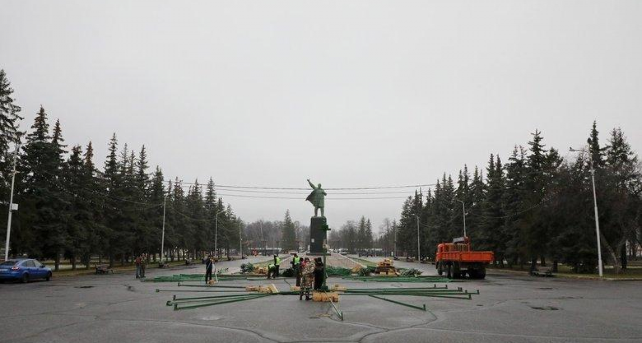 30-метровая пиксельная ель и каток: площадь Ленина в Уфе превращают в «Пряничный городок»