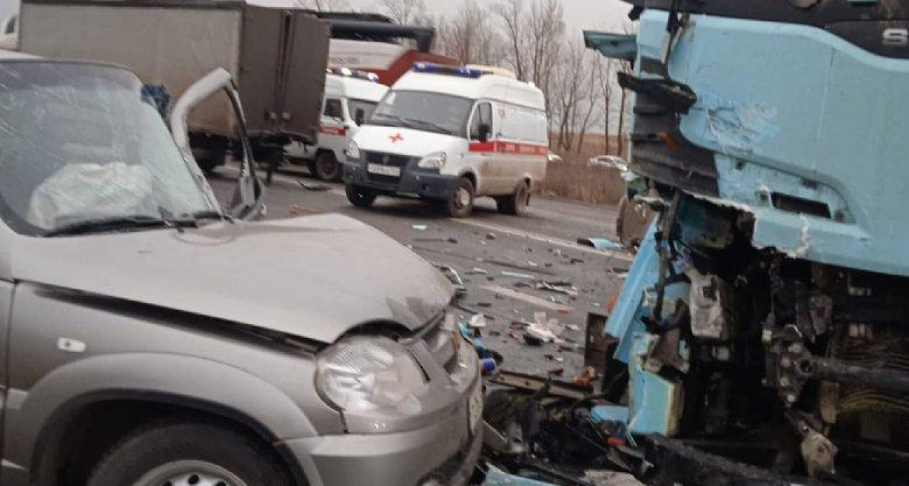 Массовое ДТП в Башкирии: три грузовика и две легковушки — двое в больнице