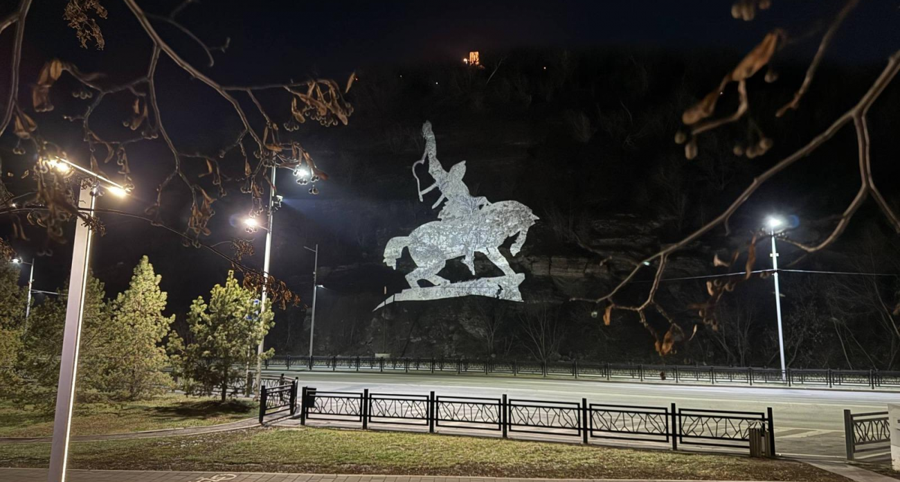 В Уфе запустили светящуюся проекцию памятника Салавату Юлаеву вместо оригинала