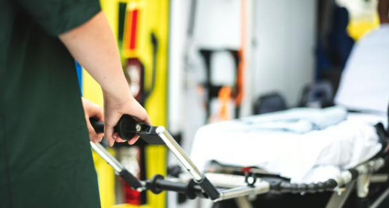 9-летний хоккеист сломал четыре позвонка: на льду не было медиков, судьи бездействовали