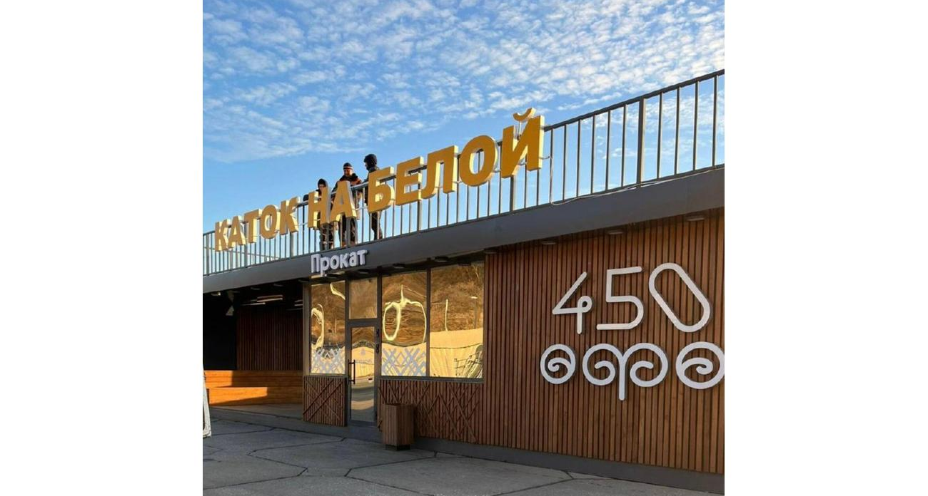 140 гирлянд и каток: набережную Белой в Уфе превращают в новогоднюю сказку