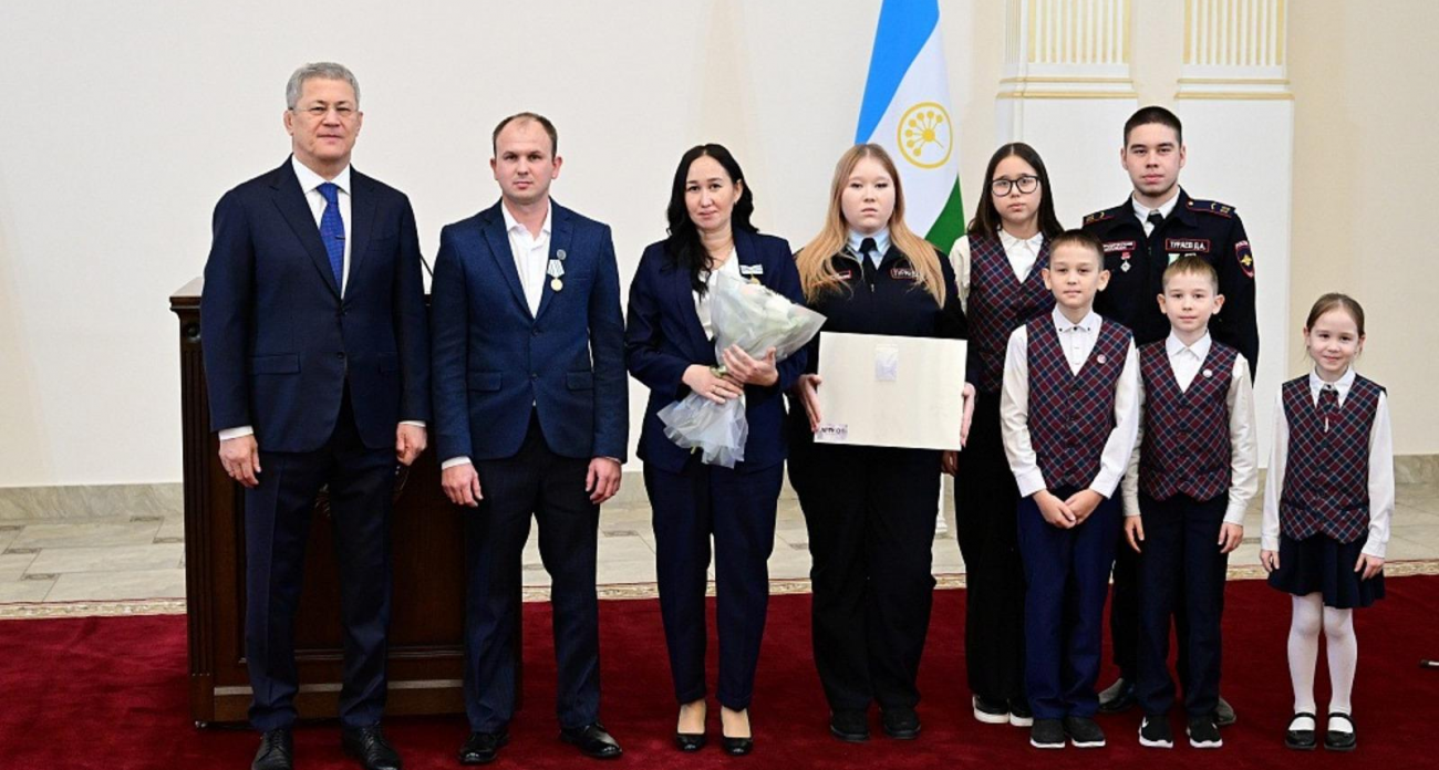 «Ваша любовь служит опорой»: Хабиров поблагодарил матерей Башкирии за воспитание детей в преддверии праздника