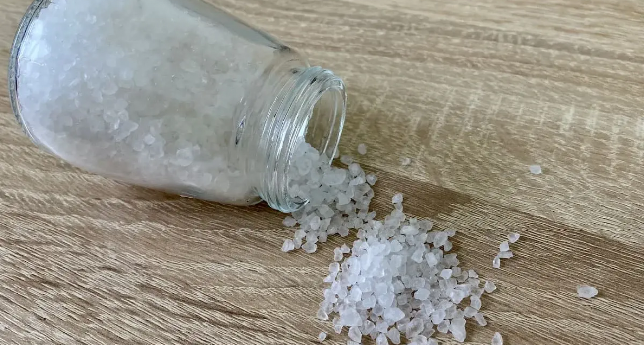 Хлеб, сыр и соусы: диетолог раскрыла, где прячется соль, провоцирующая отеки и лишний вес