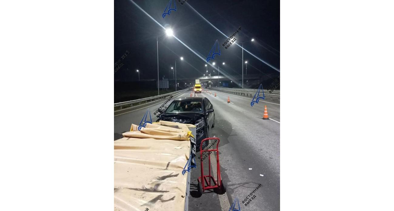 Kia Rio протаранила демпфер на 11 км Восточного выезда: движение через ПВП парализовано