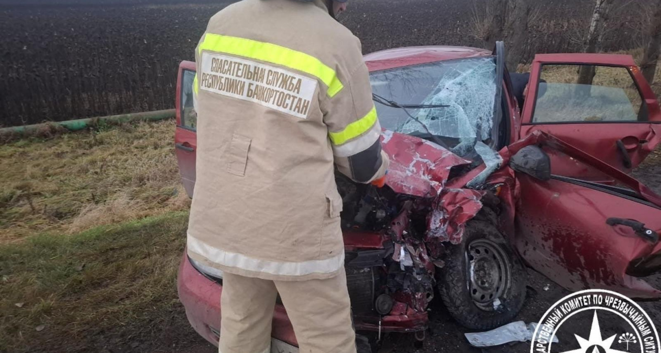 Спасатели вырезали женщину из искореженной машины после лобового ДТП в Уфимском районе