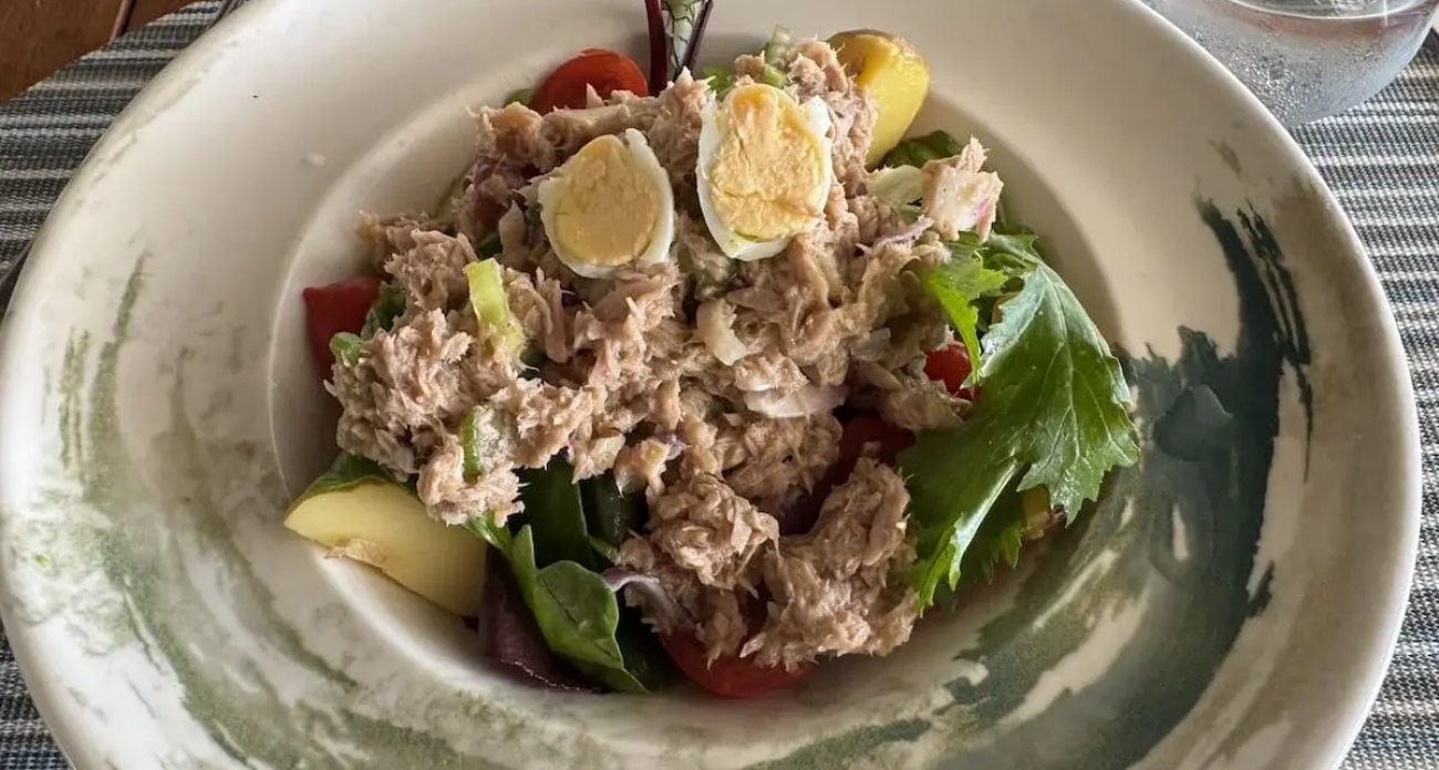 Врачи Уфы назвали идеальный завтрак: овощной салат с яйцами для энергии на день