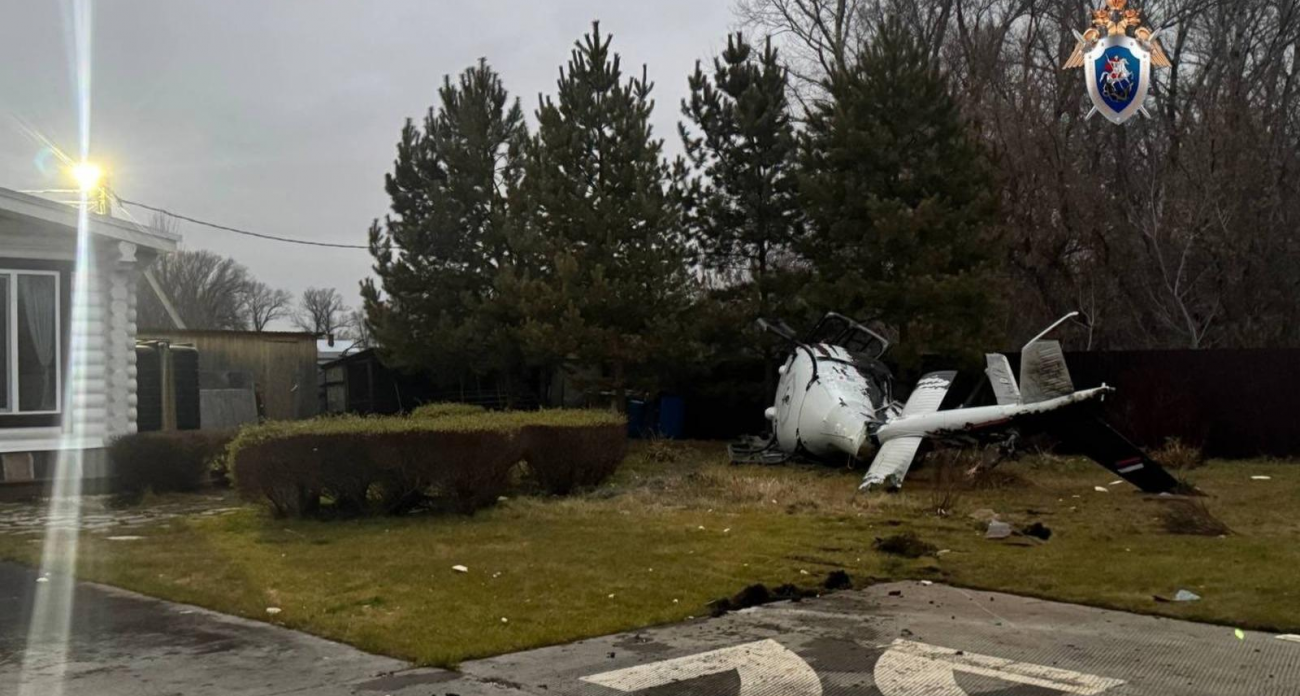Eurocopter рухнул на частной площадке в Атаевке: пилот с травмами отправлен в больницу