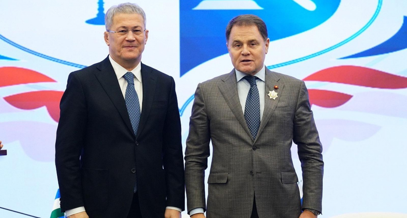 Хабиров вручил ордена юристам на форуме в честь 20-летия Ассоциации