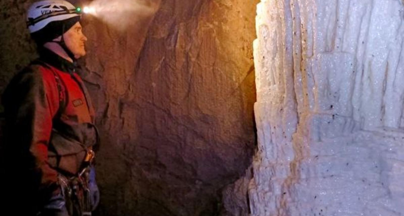 Спелеологи преодолели 15-метровый колодец и нашли водопад в новой пещере Башкирии