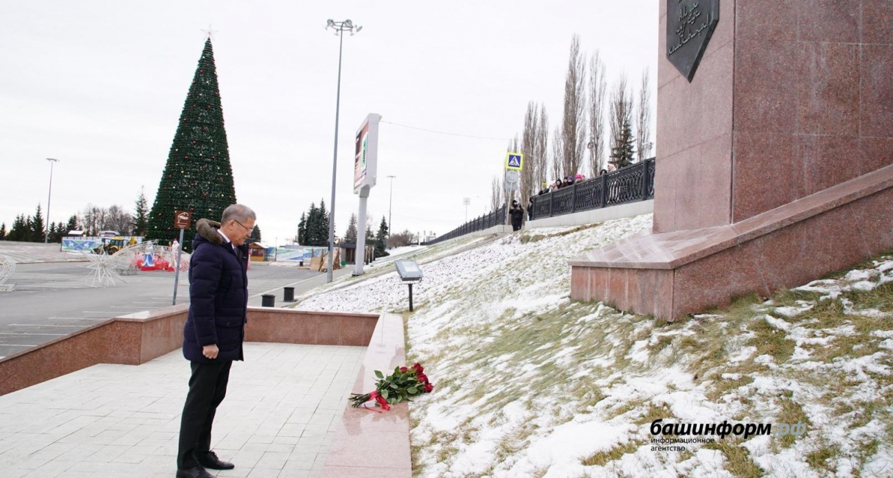 Хабиров почтил память Бабича: 6-метровый бронзовый монумент классика башкирской литературы